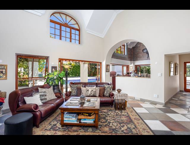 6 BEDROOM FREEHOLD TO LET IN CONSTANTIA